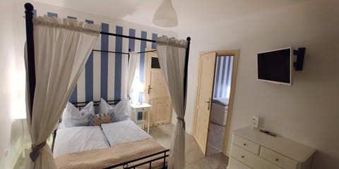 Bed, TV and multimedia, Photo of the whole room, Bedroom