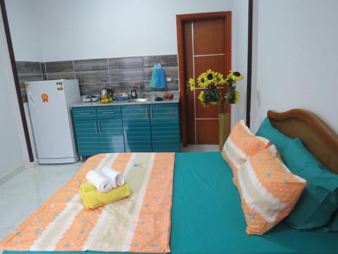 Bed, Coffee/tea facilities, Kitchen or kitchenette, Photo of the whole room, Decorative detail, towels