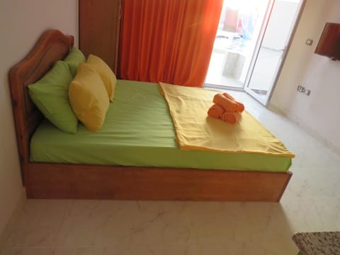 Bed, TV and multimedia, View (from property/room), Photo of the whole room, Decorative detail, Bedroom, On site, Area and facilities, towels, wardrobe