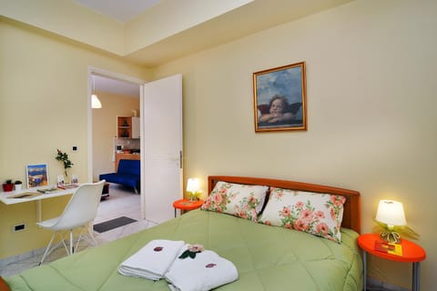 Bed, Living room, Photo of the whole room, Seating area, Dining area, Bedroom, towels