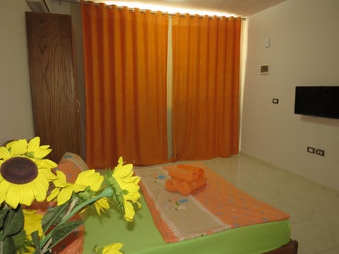 Bed, TV and multimedia, Living room, Photo of the whole room, Decorative detail, Seating area, Bedroom, Area and facilities, towels, wardrobe