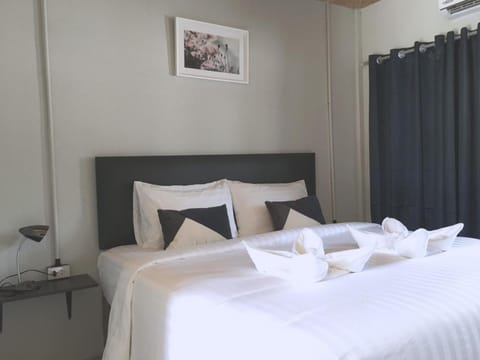 Property building, Bed, Photo of the whole room