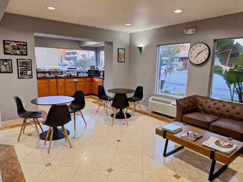 Lobby or reception, Seating area, Dining area, Breakfast
