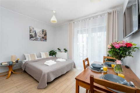 Bed, TV and multimedia, Living room, Photo of the whole room, Bedroom, Food