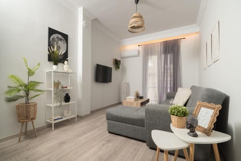 TV and multimedia, Living room, Decorative detail, Seating area, internet