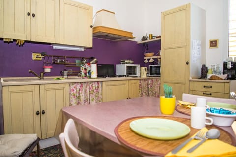 Kitchen or kitchenette, Communal kitchen