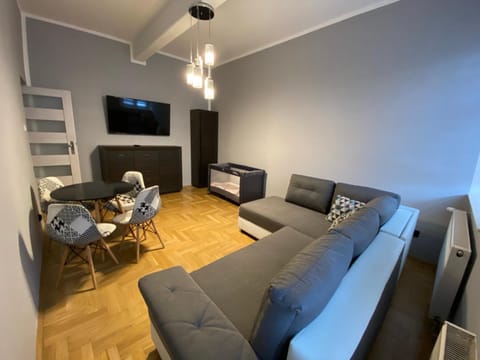 TV and multimedia, Living room, Seating area, Evening entertainment