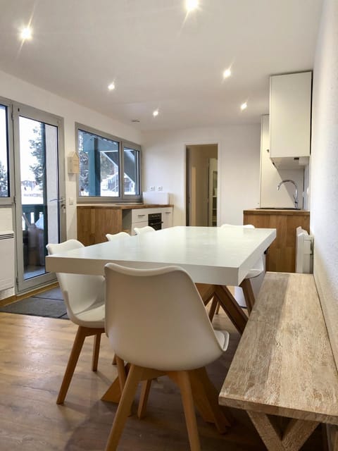Kitchen or kitchenette, Seating area, Dining area
