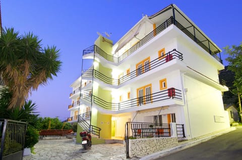 Property building, Garden, Garden, Balcony/Terrace, Balcony/Terrace, Street view