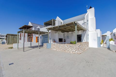 Property building, Patio, Facade/entrance, Location