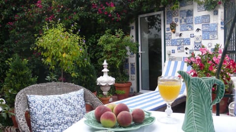 Property building, Balcony/Terrace, Food and drinks