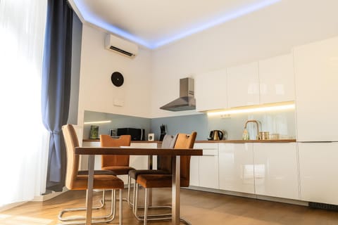 Coffee/tea facilities, Kitchen or kitchenette, Living room, Seating area, Dining area, microwave, oven, stove, air conditioner