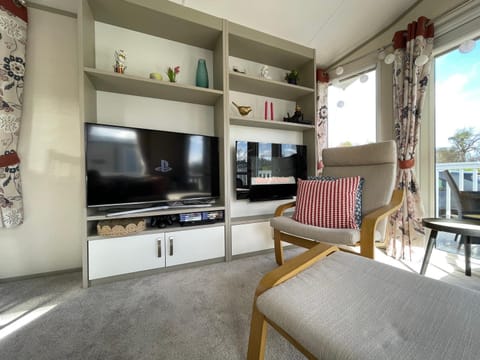 TV and multimedia, Living room, Seating area, Evening entertainment