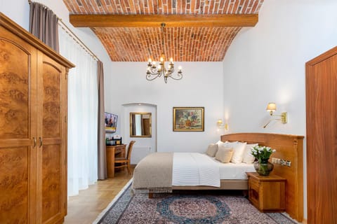 Bed, Photo of the whole room, Seating area, Bedroom