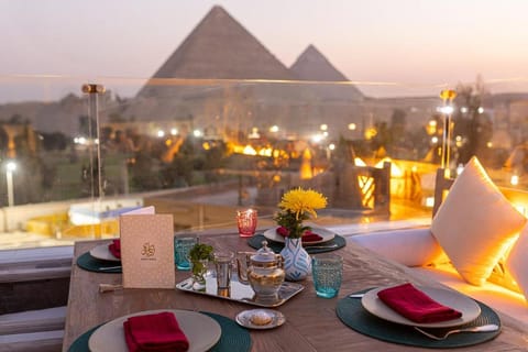 Patio, Restaurant/places to eat, Natural landscape, Food and drinks, Dining area, Food, Mountain view, Drinks