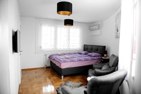 Bed, TV and multimedia, Photo of the whole room, Seating area, Bedroom, heating, internet, air conditioner