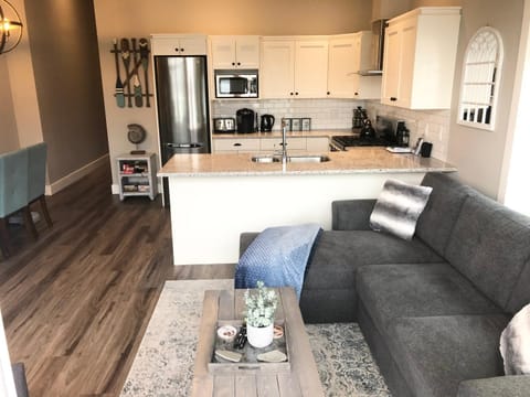 Kitchen or kitchenette, Living room, Seating area, Dining area