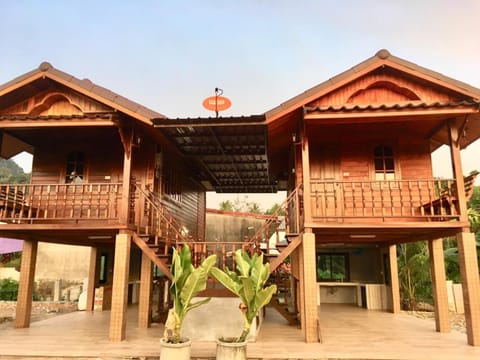 Property building, Facade/entrance, Day, Natural landscape, Photo of the whole room