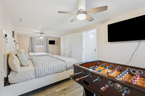 Bed, Game Room, TV and multimedia, Bedroom