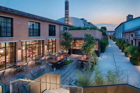 Property building, Patio, Restaurant/places to eat, Dining area, On site