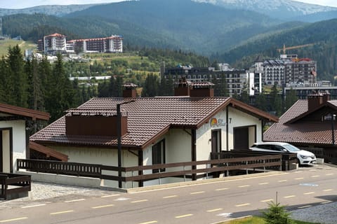 Property building, Facade/entrance, Mountain view, Location, Parking