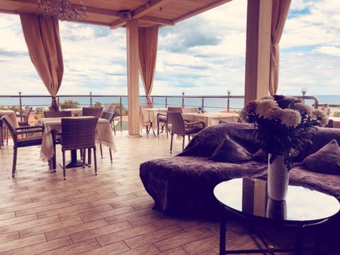 Restaurant/places to eat, Balcony/Terrace