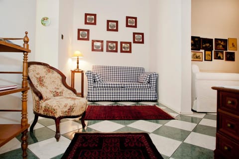 Living room, Seating area
