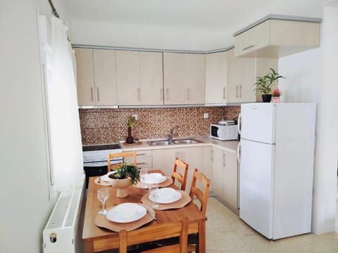 Kitchen or kitchenette, Dining area, oven, stove, toaster