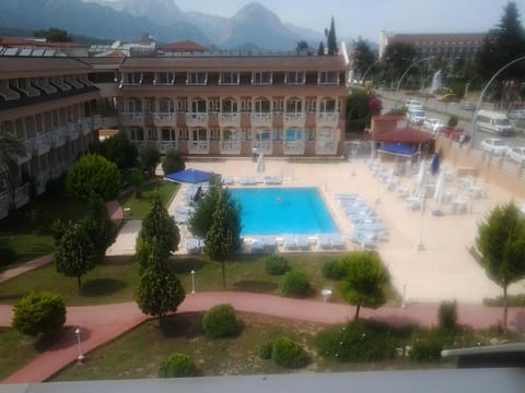 Day, Pool view