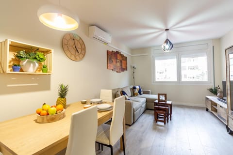 TV and multimedia, Living room, Seating area, Dining area