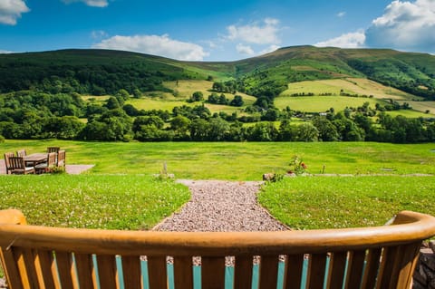 Natural landscape, Garden, View (from property/room), Garden view, Mountain view