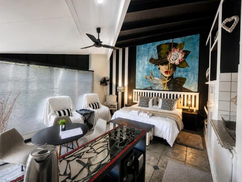 Bed, Photo of the whole room, Decorative detail, Seating area, Dining area, Bedroom
