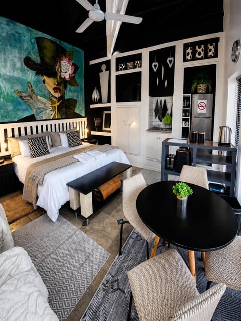 Bed, TV and multimedia, Kitchen or kitchenette, Dining area, Bedroom