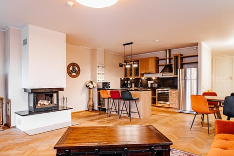 Coffee/tea facilities, Kitchen or kitchenette, Living room, Food and drinks, Seating area, Dining area