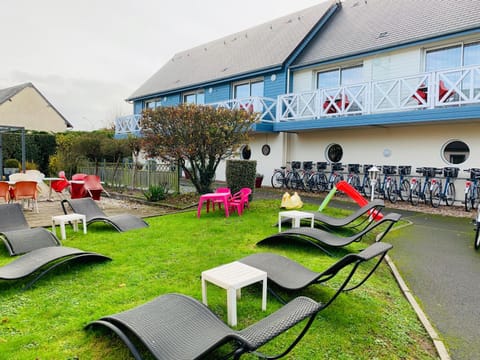 Property building, Facade/entrance, Garden