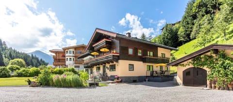 Property building, Spring, Day, Natural landscape, Garden, Balcony/Terrace, Garden view, Mountain view