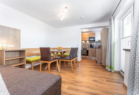 Bed, Kitchen or kitchenette, Living room, Photo of the whole room, Seating area, Dining area, Bedroom, oven, stove