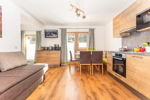 TV and multimedia, Coffee/tea facilities, Kitchen or kitchenette, Living room, Photo of the whole room, Seating area, Dining area, dishwasher, oven, stove, toaster