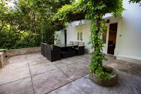 Facade/entrance, Balcony/Terrace