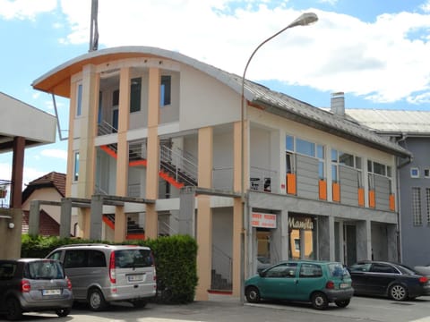Facade/entrance