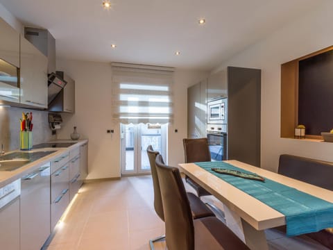 Kitchen or kitchenette, Dining area, dishwasher, oven, stove