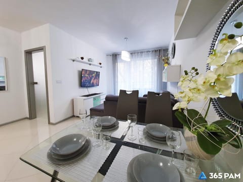 TV and multimedia, Living room, Seating area, Dining area