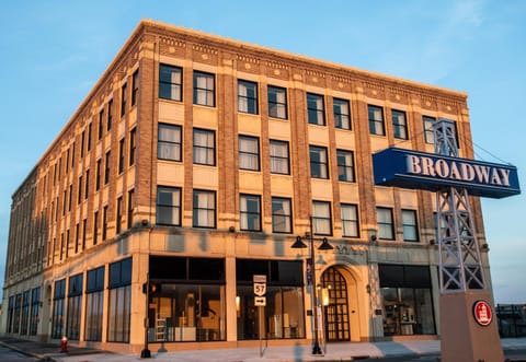 Property building, Nearby landmark, Street view
