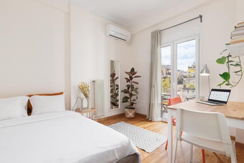 Bed, TV and multimedia, Photo of the whole room, Dining area, Bedroom, hair dresser, air conditioner