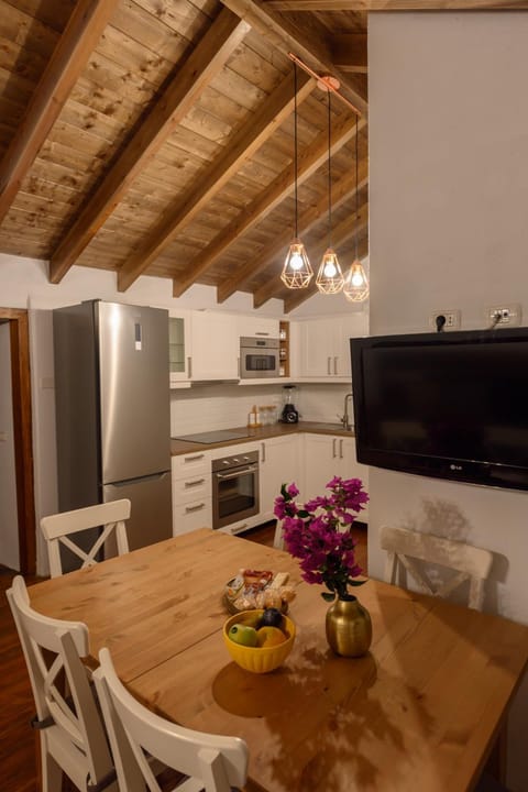 TV and multimedia, Kitchen or kitchenette, Living room, Dining area