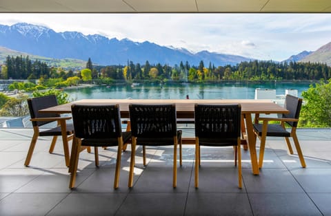 Patio, View (from property/room), Balcony/Terrace, Dining area, Lake view, Mountain view
