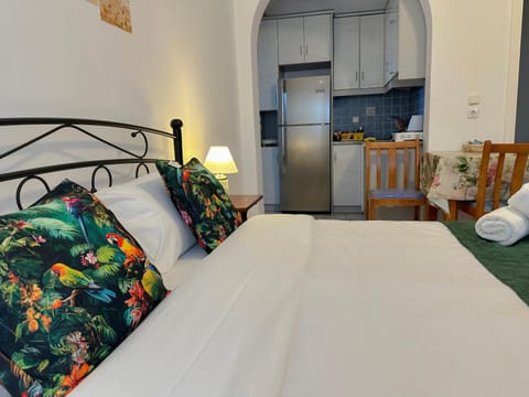 Bed, Kitchen or kitchenette, Dining area, Bedroom