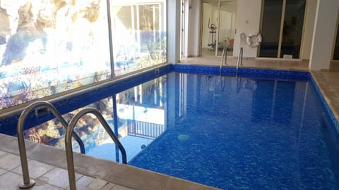 Top floor 2 bedroom apartment E101, 3 pools, sea view, FREE WIFI Apartment in Peyia