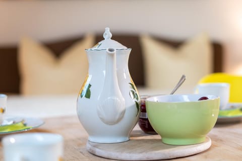 Coffee/tea facilities, Seating area, Dining area