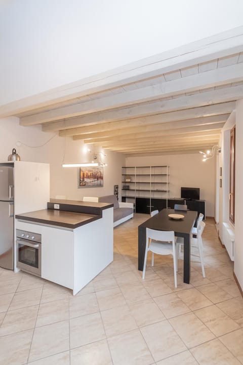 Kitchen or kitchenette, Living room, Seating area, Dining area